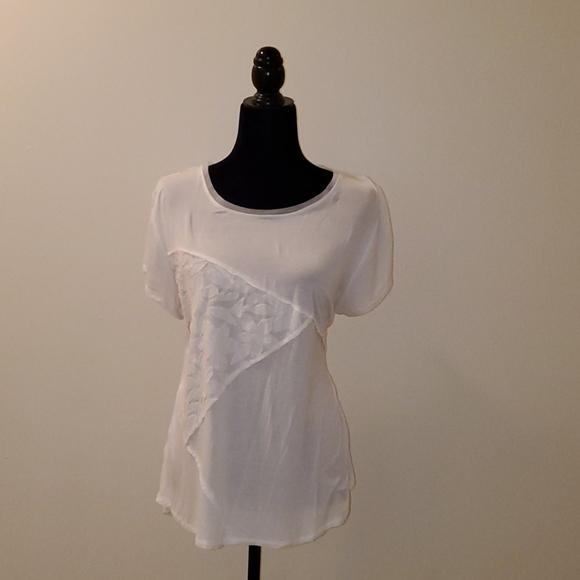 Vera Wang Tops - 🌺3/$13 Vera Wang top with front design size XL